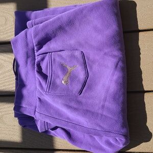 Puma sweat pants with elastic waist and draw string. 2 pockets in back